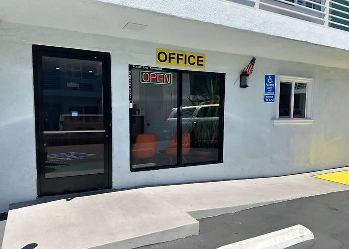 Super 8 By Wyndham Oceanside Downtown