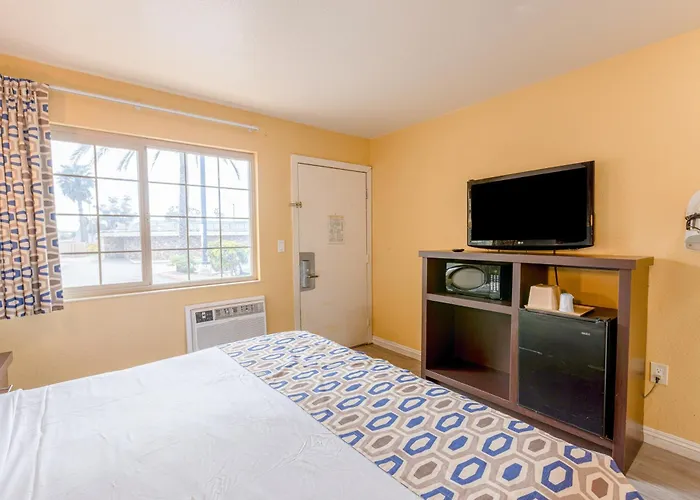 Hotel Avenida - Oceanside Camp Pendleton